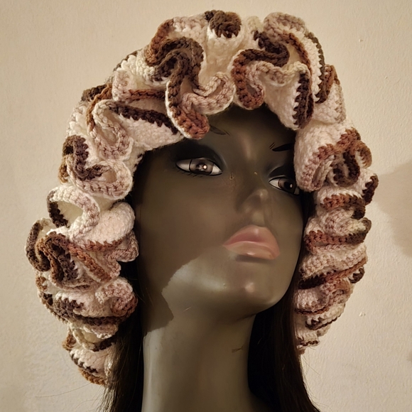 Crochet ruffle hat - Picture 5 of 5